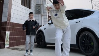 和弟弟一起跳《drama》