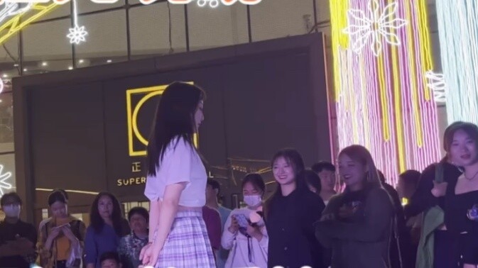 I know you guys like this! Two girls' cute love story choreography gee has a surprise at the end! Yo