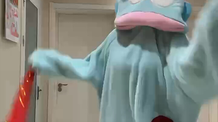 แม่บอกให้หนูไปสวัสดีปีใหม่ญาติๆ แล้วเต้นเพลงนี้ให้ดูค่ะ～