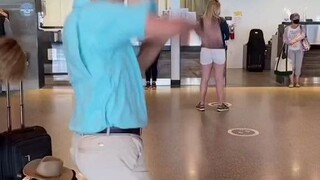 小姐姐记录老爸旅行中的日常....飞行员：？？？