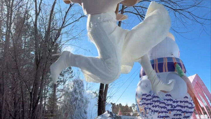 Gak nyangka, sepatu hak tinggi ternyata cocok banget dengan salju!