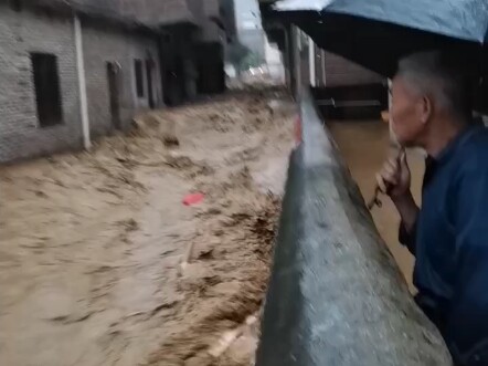 Heavy rain in Zhaoqing turns village roads into rivers, life jackets come in handy