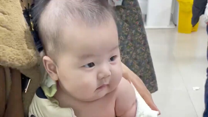 Kỷ niệm tiêm của bé! Tay trái một mũi, tay phải một mũi. Tôi mới ba tháng tuổi mà đã chịu đựng cảnh 