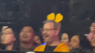 Điều gây sốc hơn cả việc nhìn thấy các chú trung niên tại buổi biểu diễn của TWICE chính là: