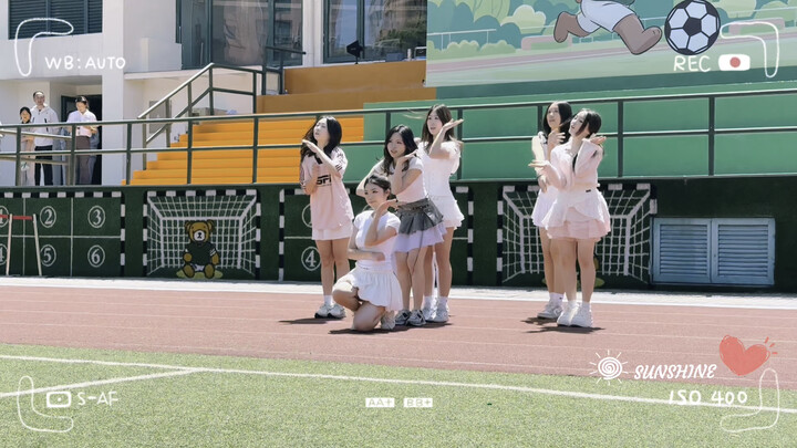 Gadis SMP menari dengan rok pendek