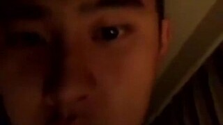 Siaran langsung Baekhyun: "Dudu ada di sini!" DO menyapanya dengan serius: "Halo, tidurlah!"
