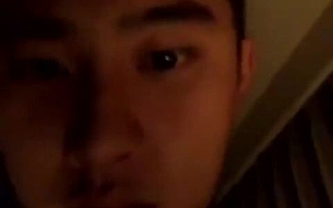 Siaran langsung Baekhyun: "Dudu ada di sini!" DO menyapanya dengan serius: "Halo, tidurlah!"