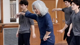 Pengalaman mendalam di kelas guru berusia 67 tahun dari Akademi Tari Beijing