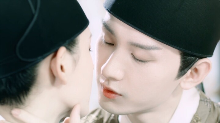 Now this is top-tier historical romance! The emperor and his bodyguard’s love story is so addictive!