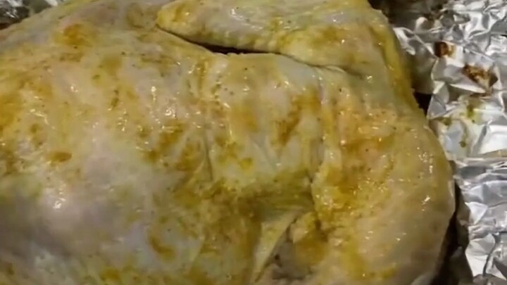 Pria pesan ayam panggang lewat layanan pesan antar, ternyata yang datang malah seekor ayam mentah ut