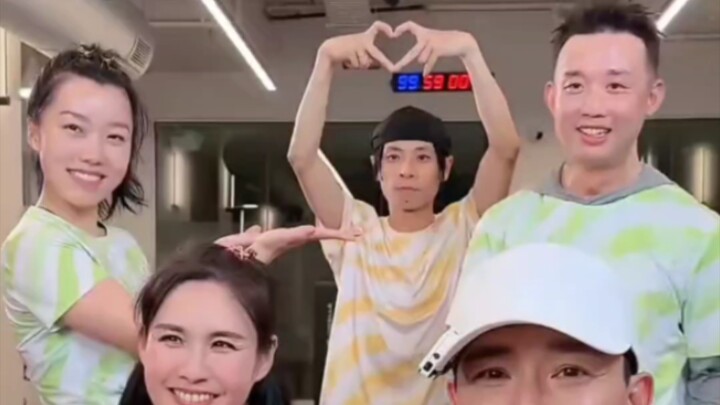 ไก หวาง ซิราน บริดเจ็ต และ หลิว เกิงหง แสดงระบำงู "เฉาเทียนเหมิน" และ "ดาวคริสต์มาส"