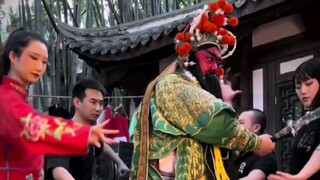 师父说，以前戏服是不会洗的，一件衣服一针一线的要三四个月，就是这一针一线成就了现在无数的生动角色。