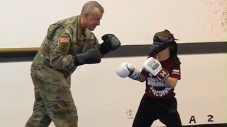 孩子蒙眼练习拳击，发现对手是自己的父亲