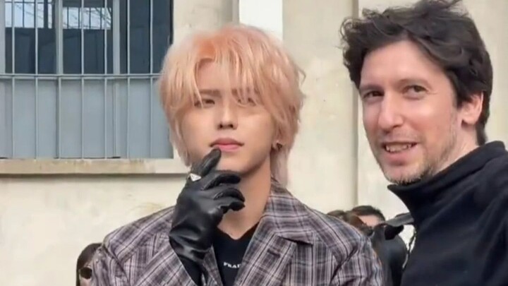 蔡徐坤参加米兰时装周用流利的英语与当地人交流，厉不厉害你坤哥