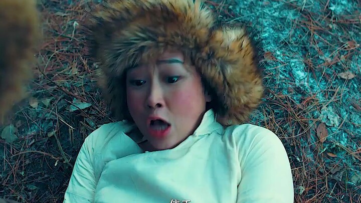 أنقذ رجلٌ بطريق الخطأ قاطعةَ طريقٍ امرأةً، لكن المفاجأة أن القاطعةَ امرأةً أُعجِبَتْ به!