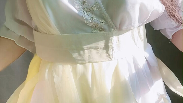 Saat pertama kali bertemu denganmu, Tuhan diam-diam berbisik di telingaku, "Tak bisa menghindar dari