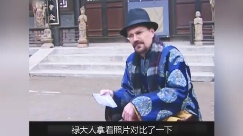 Lẫn vào bức tranh chúng sinh lễ Phật, Lam Nhất Quý biết sớm muộn cũng sẽ bị bịt miệng nên chỉ kịp để