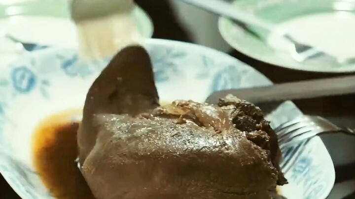 حصريّة: أشهى المقبّلات السينمائية للشرب! لحم مطبوخ في قدر صغير، لسان بقري منقوع بنكهة غنيّة، ولفائف 