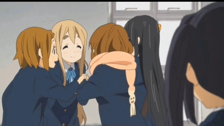 The group pet means she pets everyone [Hirasawa Yui]