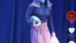【نقل من الخارج】 عرض مسرحي مستوحى من قضية آه هونغ يُعرض في دور السينما الكبرى بفيتنام
