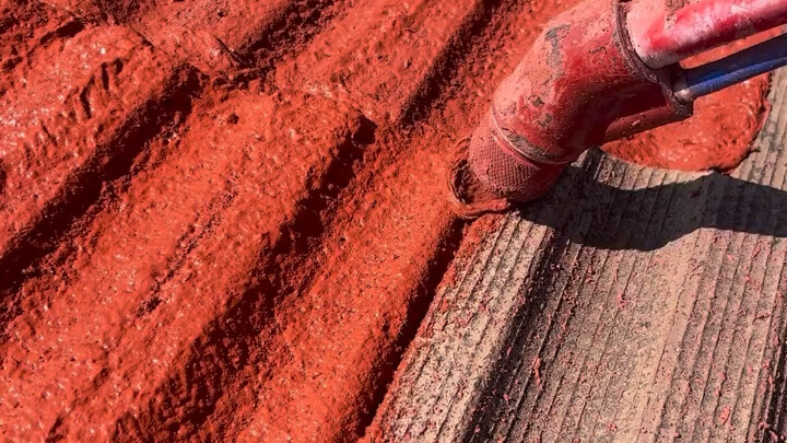 Penyemprotan lem isolasi panas di atap