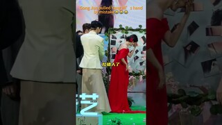 Gong Jun pulled Yang Mi’s hand by mistake | Fox Spirit Matchmaker: Red-Moon Pact | 狐妖小红娘月红篇 | iQIYI