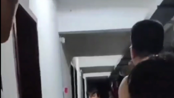 โอ้ยยย เจ็บจนมือจะขาด! จู่ๆ เพื่อนร่วมหอพักก็ปะทะกันอย่างดุเดือด