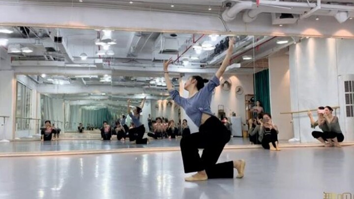 Tarian klasik "Flying Snow and Jade Flowers" memiliki gerakan sederhana, tetapi saat ia menari, ada 