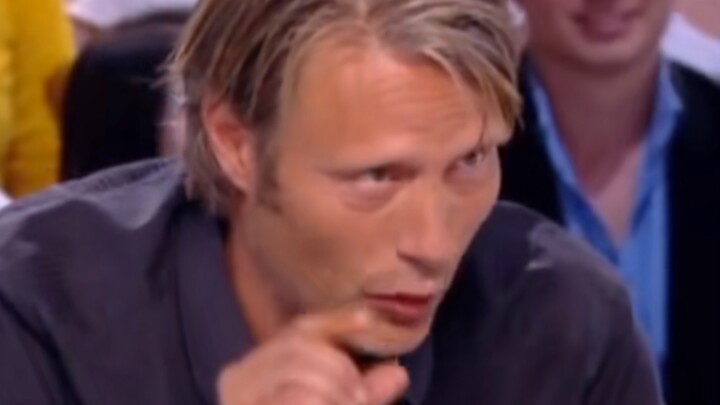 Đàn ông thì phải mặc quần áo, nhưng Mi Khấu Sâm…