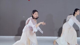 A very vivid classical dance "Light Rain" Choreography by Zheng Simin and Tan Ling of City Dance The