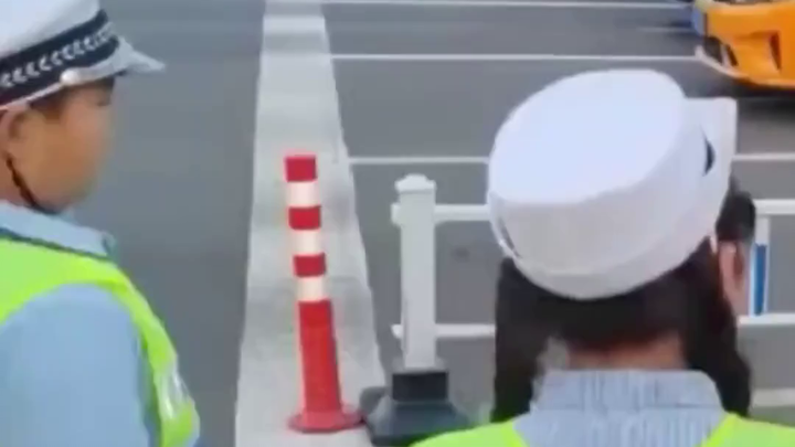 《马路干净原来是“颜面扫地”！大哥哥头盔“救场”，结局笑喷》