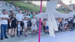 Ông trùm cải trang đã bị choáng váng. Ông trùm cải trang bị mọi người vây quanh từ mọi hướng trong k