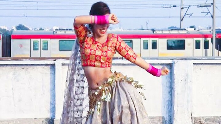 Indian girl dances passionately, every jump is full of love!