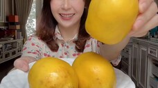 Buah aneh lagi. Kayak perpaduan lemon, pir dan apel.. makin lama makin banyak buah yang aku tau.