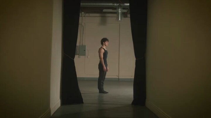 الرقصة المشتركة بين تايلور سويفت وشريكها الرائع في الرقص على أغنية "Self-doubt"