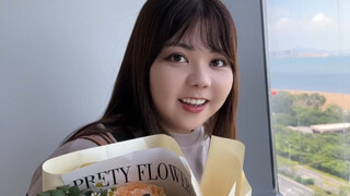 آيا جاءت لزيارة مبنى هونغشينغ إرك، واتضح أنه قريب جدًا من البحر! آيا: العمل هنا بالتأكيد سعيد جدًا!