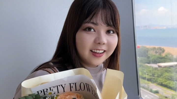 Aya visits the Hongxing Erke building and is surprised to find it so close to the sea. Aya says, "Wo