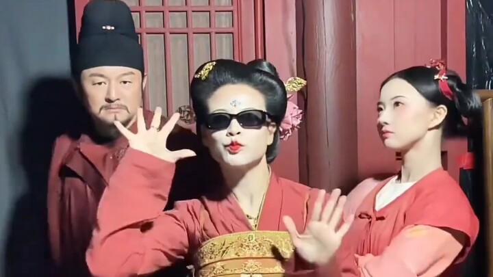 《国色芳华》花絮，这是何惟芳的“恶婆婆”？这么潮！跳的太好了！！！