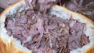 Thịt nướng vừa ra lò, thái thành từng lát mỏng nhét vào bát bánh mì, thơm phức, mỡ chảy tươm tướp~ A