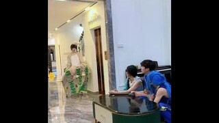 小舞竟然会悬浮在空中？结果一扭头就露馅了！#角色扮演 #斗罗大陆 #唐舞桐与唐老六 #小舞 #唐舞桐