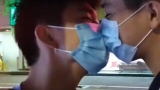 "على الأولاد في سكن سيتشوان وتشونغتشينغ أن يكونوا حذرين من زملائهم في الغرفة، فقد يتحول أحدهم إلى M 