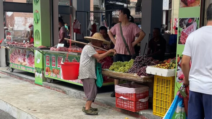 เห็นคุณตาอยากกินองุ่นสักหน่อย แต่เพราะราคาแพงเกินไปเลยไม่กล้าซื้อ กางเกงกับรองเท้าขาดเป็นรูแล้วก็ยัง