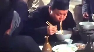 【Phim ảnh và truyền hình】Một người đàn ông béo đến một quán mì để ăn mì kho. Anh ta ăn không ngon và