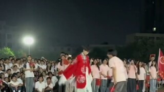 男孩大学校园表演男旦，昆医居然还有人和我一样喜欢京剧网友：突然想起霸王别姬了