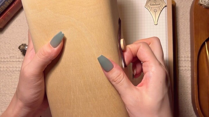 Korean journal blogger decorates diary with similar but different tones