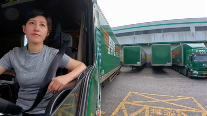 سائقة شاحنة مرأة