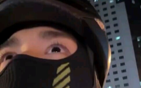 ฮ่าๆ แฟนคลับใส่ชุดนอนมาดูไลฟ์ของอู๋เหลย อู๋เหลยถามว่า “นี่คุณดูไลฟ์อยู่เหรอ? ดูของใครกันนะ [ฮ่าๆ]” แ