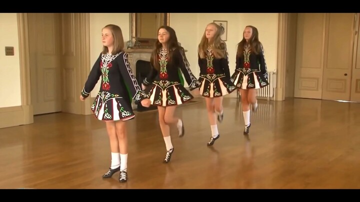 Nữ sinh Ireland: “Học sinh tiểu học như tiên nữ, tất đen chân dài, chân trần” – Nhảy tap dance | Cô 