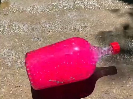 لحظة فك الضغط المثيرة لانزلاق الزجاجة على الدرج