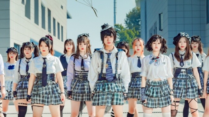 [Wuhan University Four Sacred Beasts Dance Troupe WHU48] AKB48-RIVER real camera ver. 16 people walk